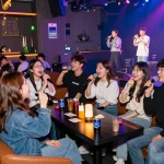 인천쓰리노에서 즐거운 시간을 보내는 친구들, 노래와 함께하는 활기찬 분위기